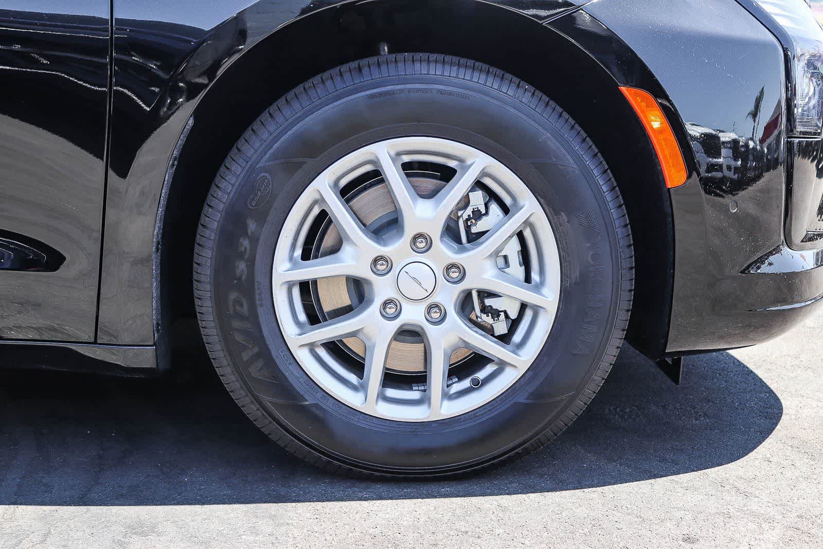 New 2027 Chrysler Pacifica Select FWD image 9
