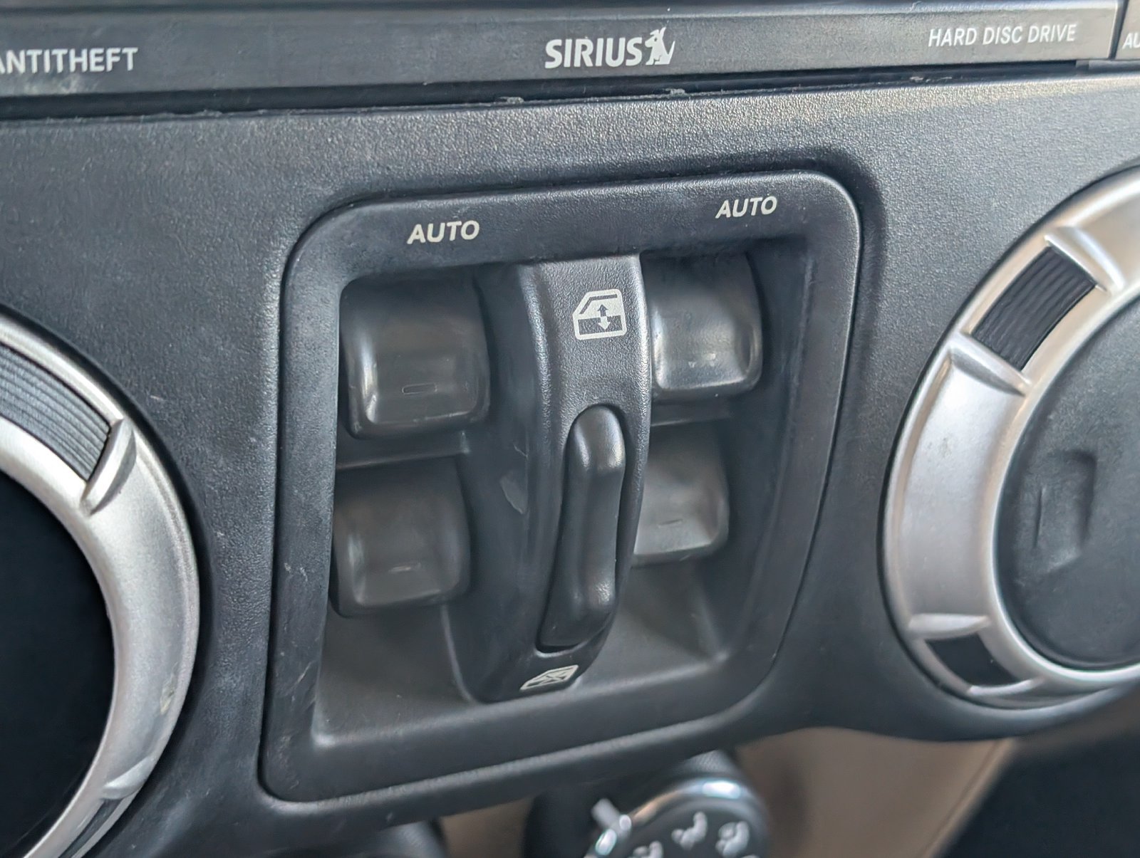 Used 2015 Jeep Wrangler Unlimited Sahara w/ Connectivity Group AWD/4WD image 19
