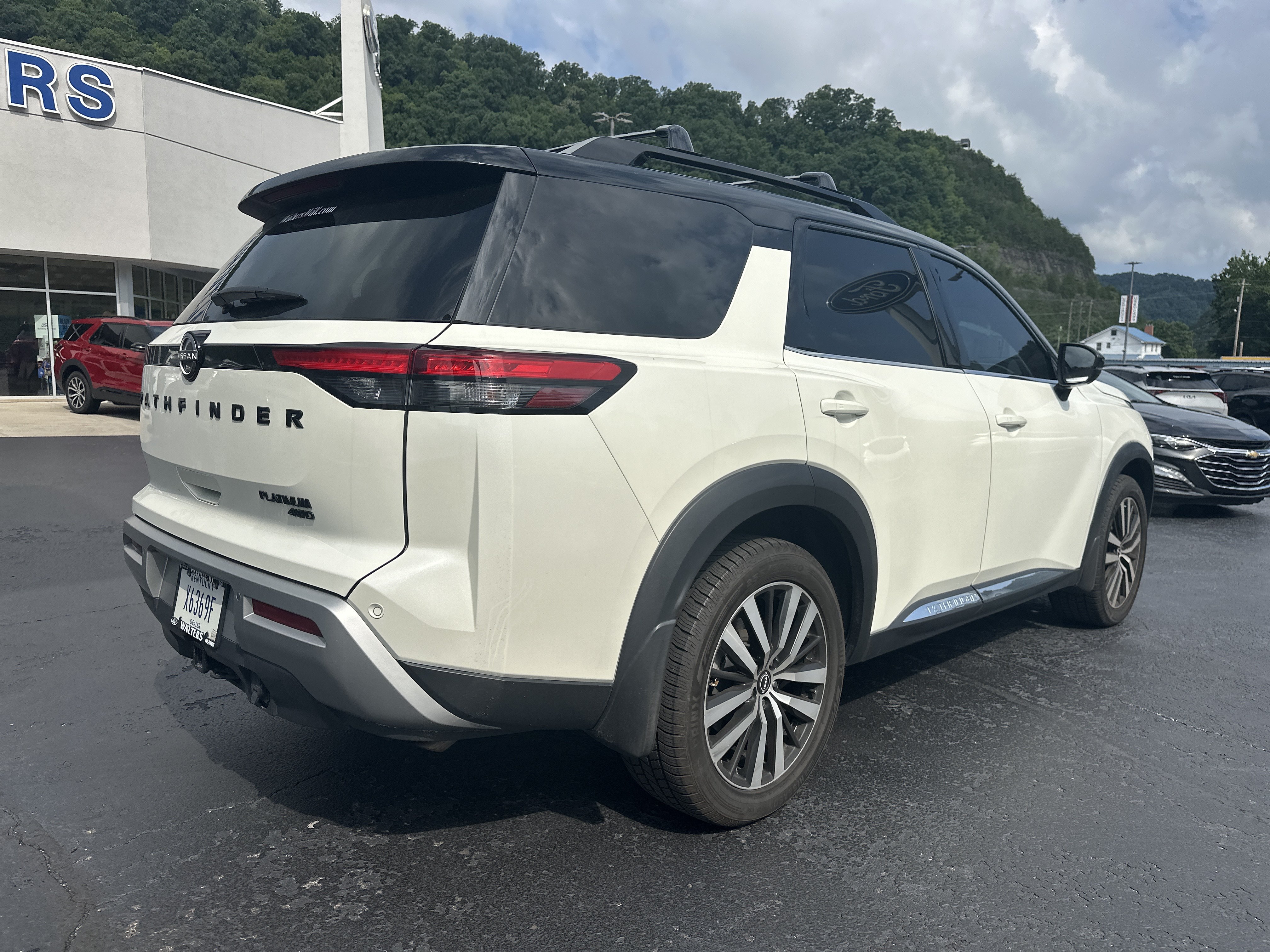 Used 2023 Nissan Pathfinder Platinum AWD/4WD image 7
