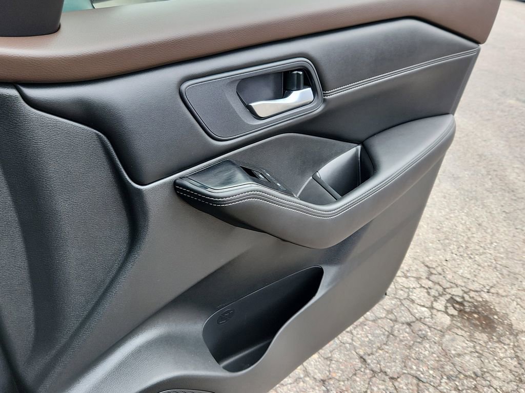 Used 2023 Nissan Rogue SV w/ SV Premium B Package image 18