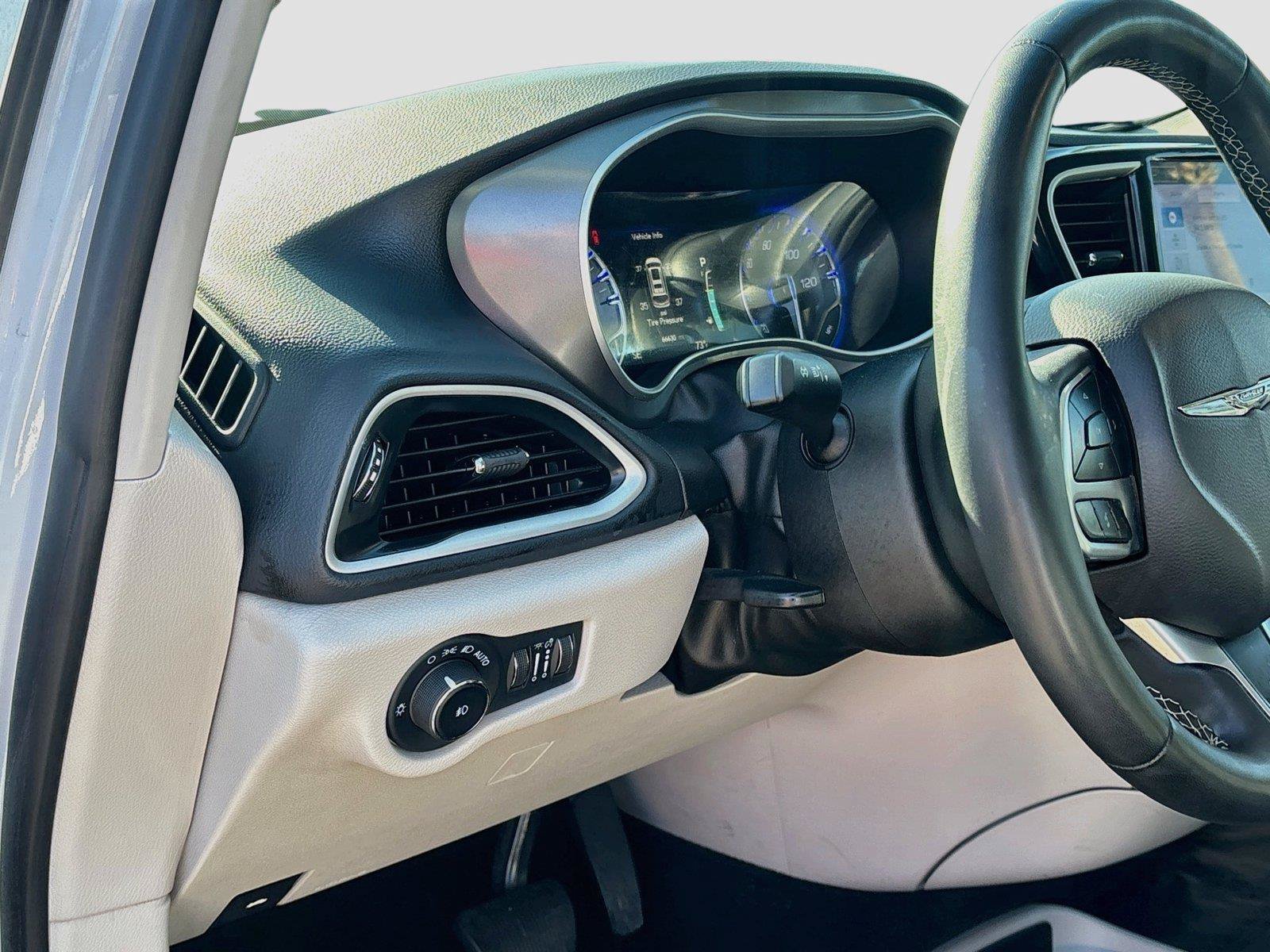 Used 2023 Chrysler Pacifica Touring-L FWD image 10