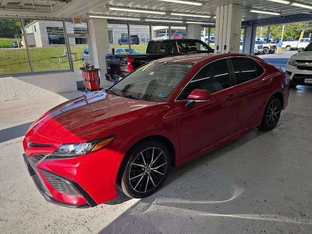 Used 2022 Toyota Camry SE w/ Carpet Mat Package (TMS) FWD image 2