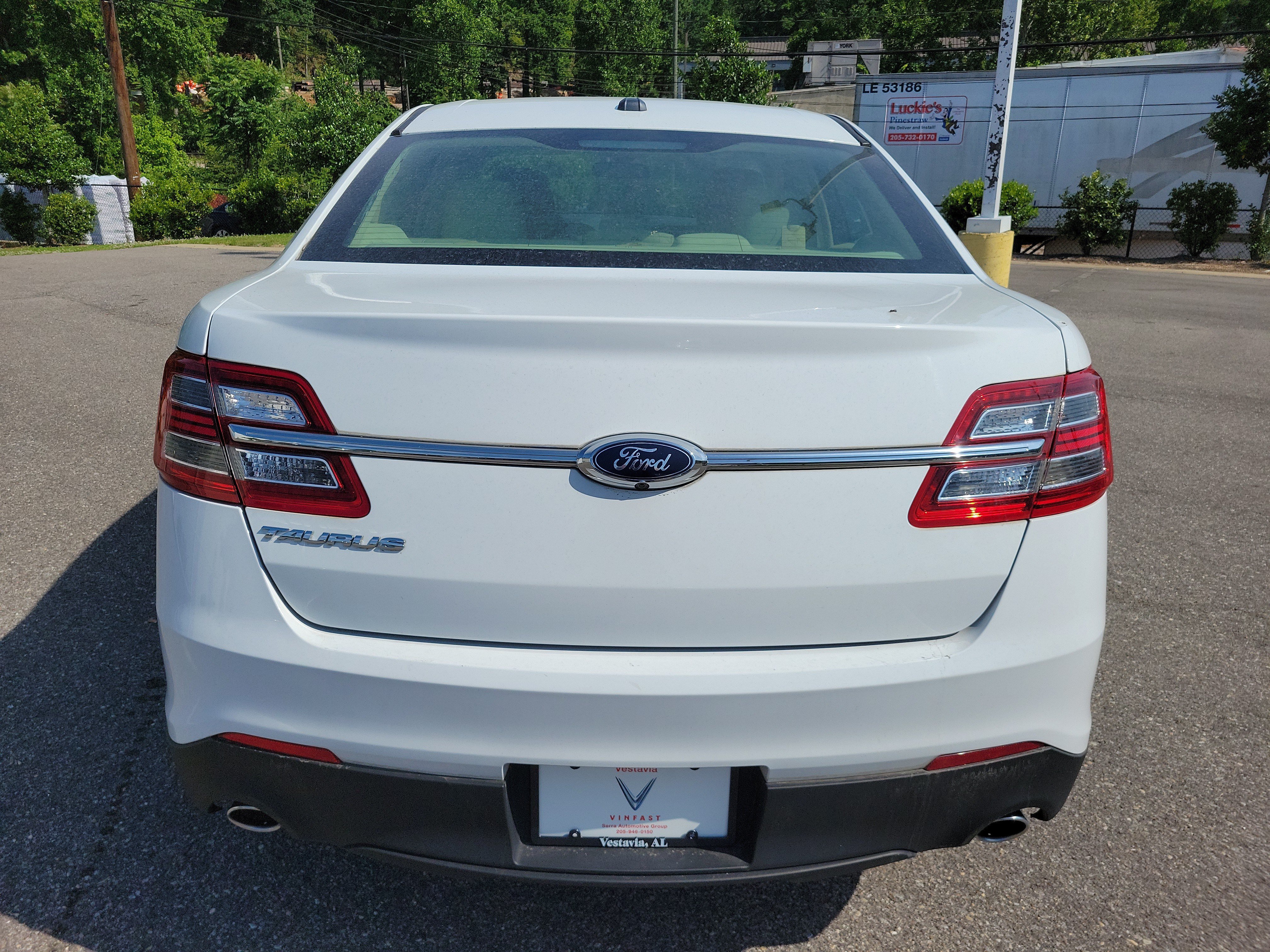 Used 2018 Ford Taurus SE FWD image 6