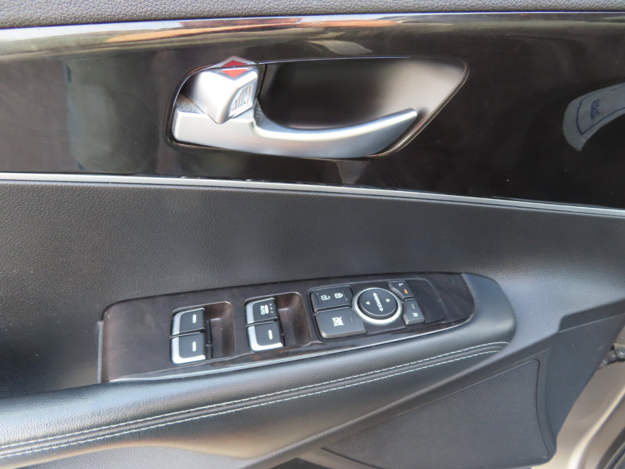 Used 2017 Kia Sorento LX w/ LX Convenience Package image 23