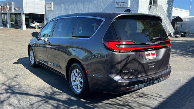 Used 2023 Chrysler Pacifica Touring-L image 6