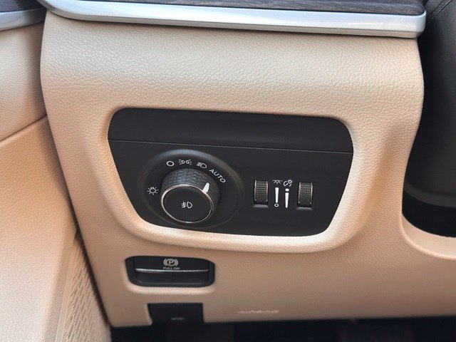Used 2025 Jeep Grand Cherokee L Limited w/ Luxury Tech Group II AWD/4WD image 20