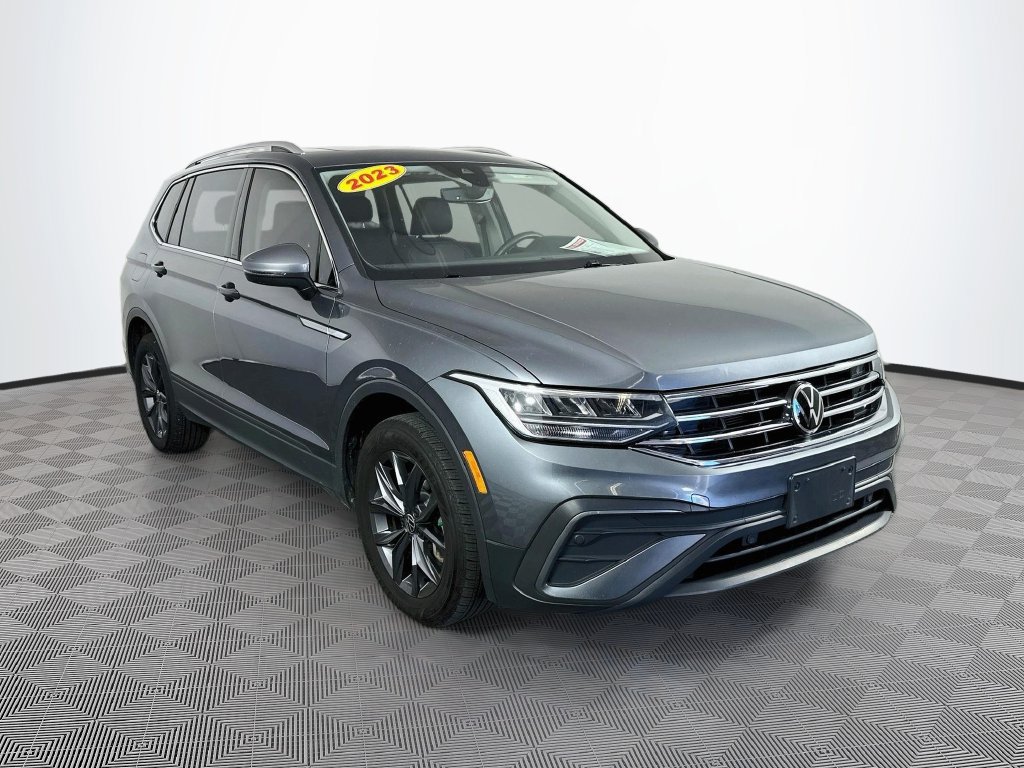 Used 2023 Volkswagen Tiguan SE w/ Panoramic Sunroof Package FWD image 3