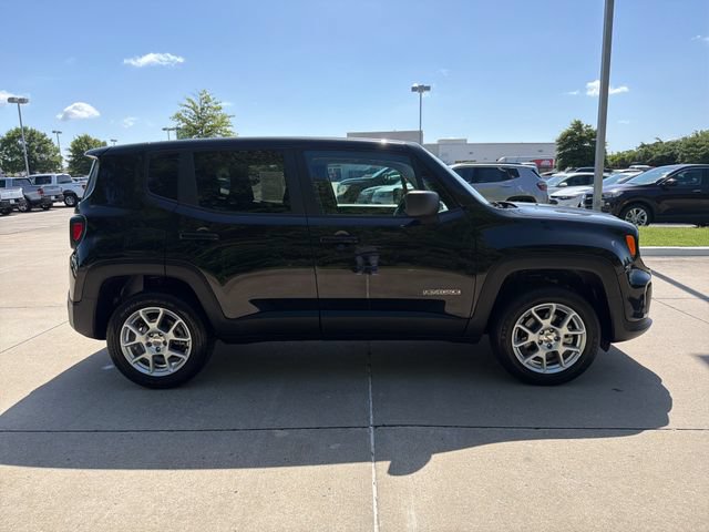Used 2023 Jeep Renegade Latitude AWD/4WD image 6