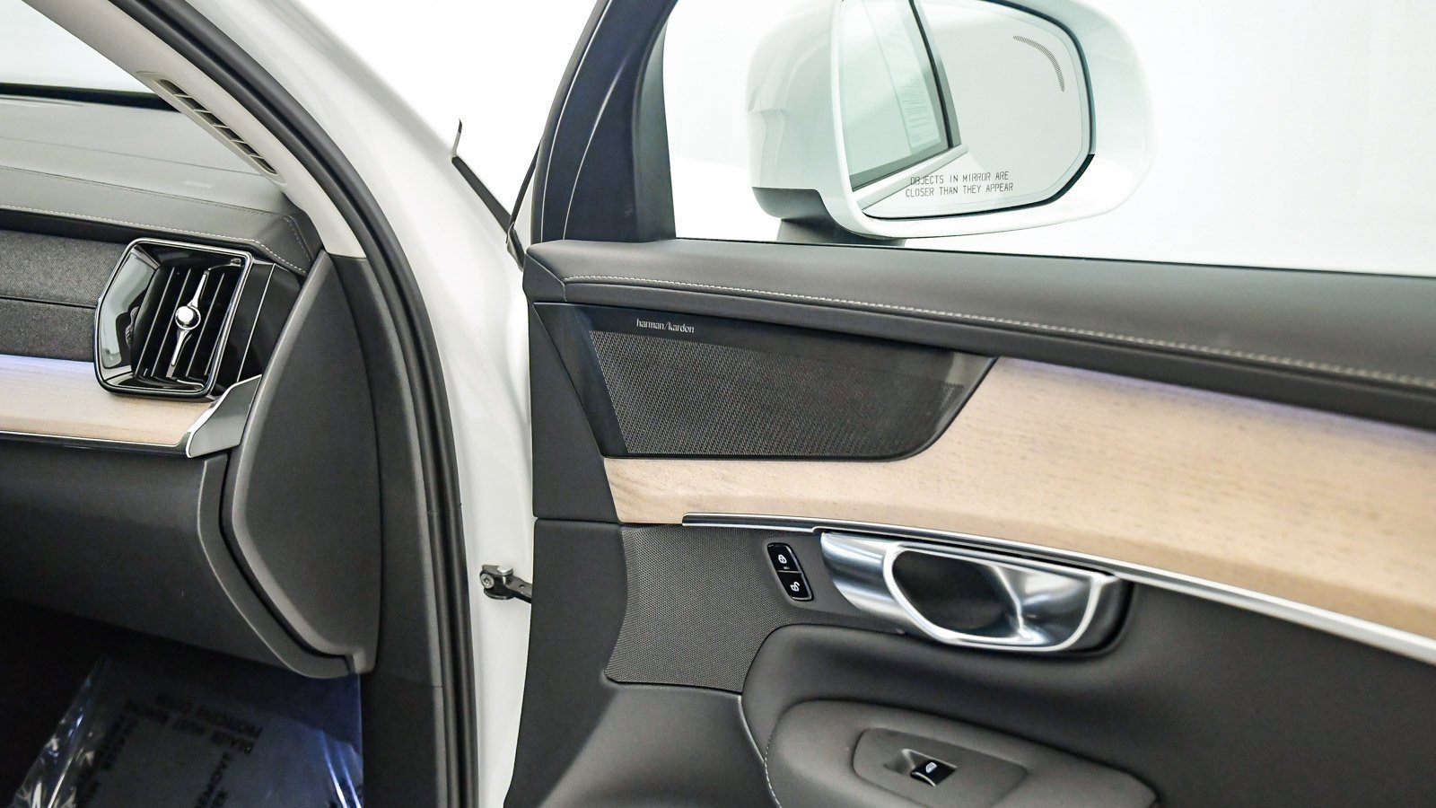 Certified 2025 Volvo XC90 B6 Plus w/ Protection Package Premier image 19