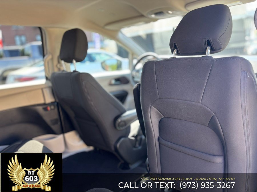 Used 2023 Chrysler Voyager LX FWD image 14