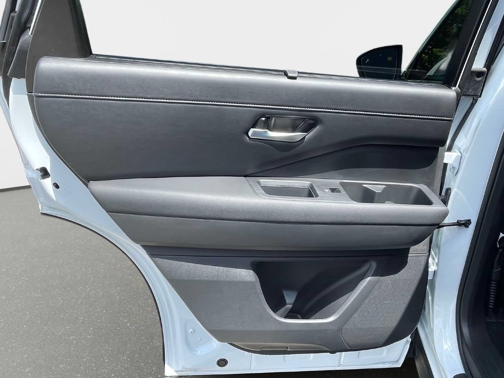 Used 2025 Nissan Pathfinder SL FWD image 16