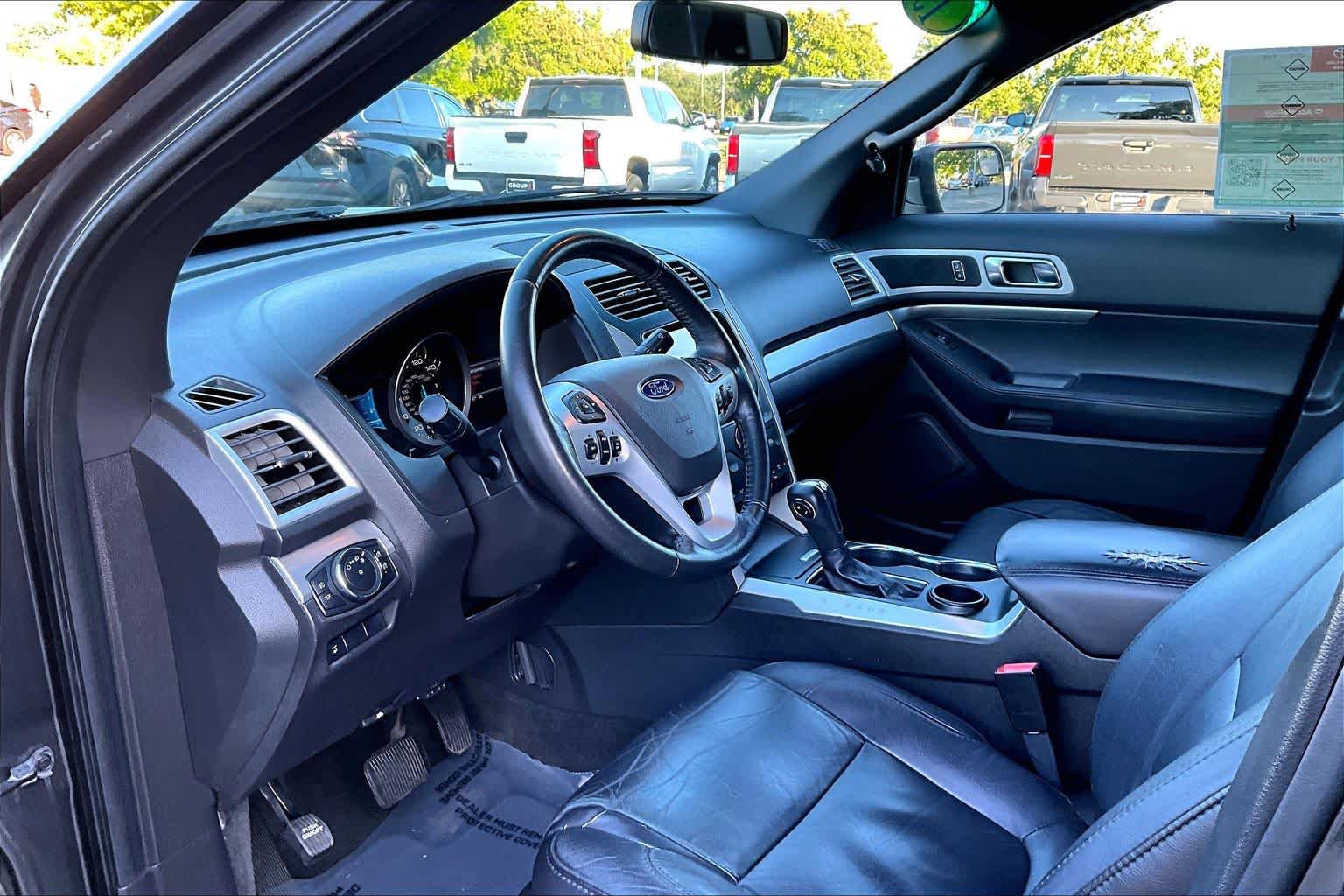 Used 2015 Ford Explorer XLT w/ Equipment Group 202B FWD image 17
