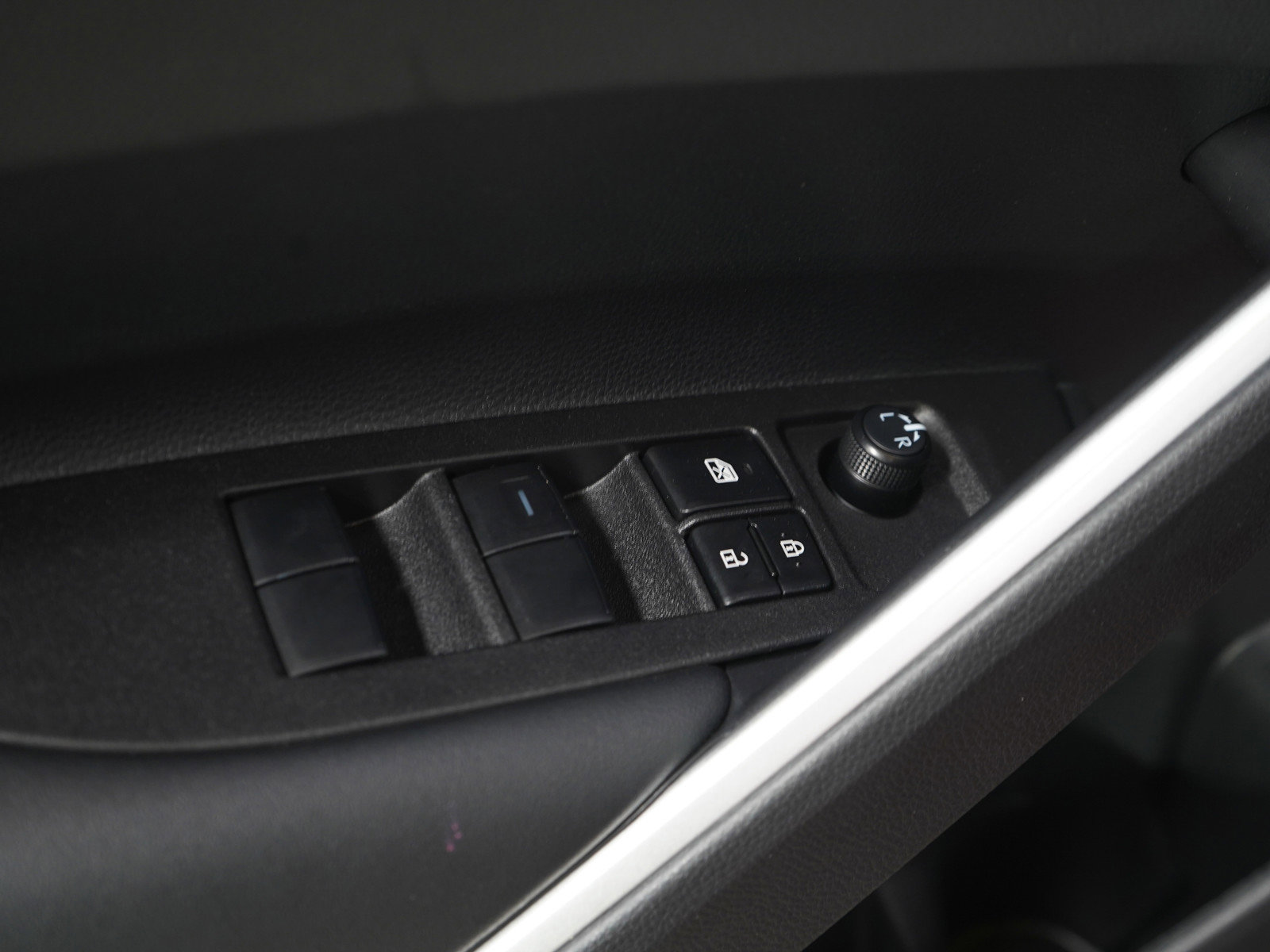 Used 2025 Toyota Corolla Cross XLE w/ Convenience Package AWD/4WD image 22