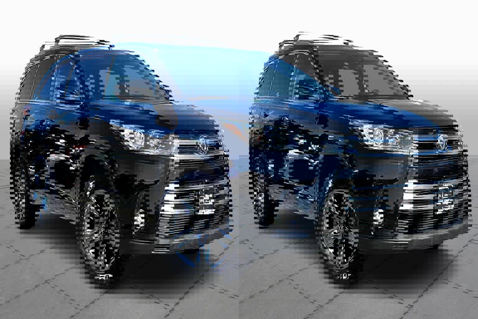 Used 2017 Toyota Highlander Limited Platinum image 2