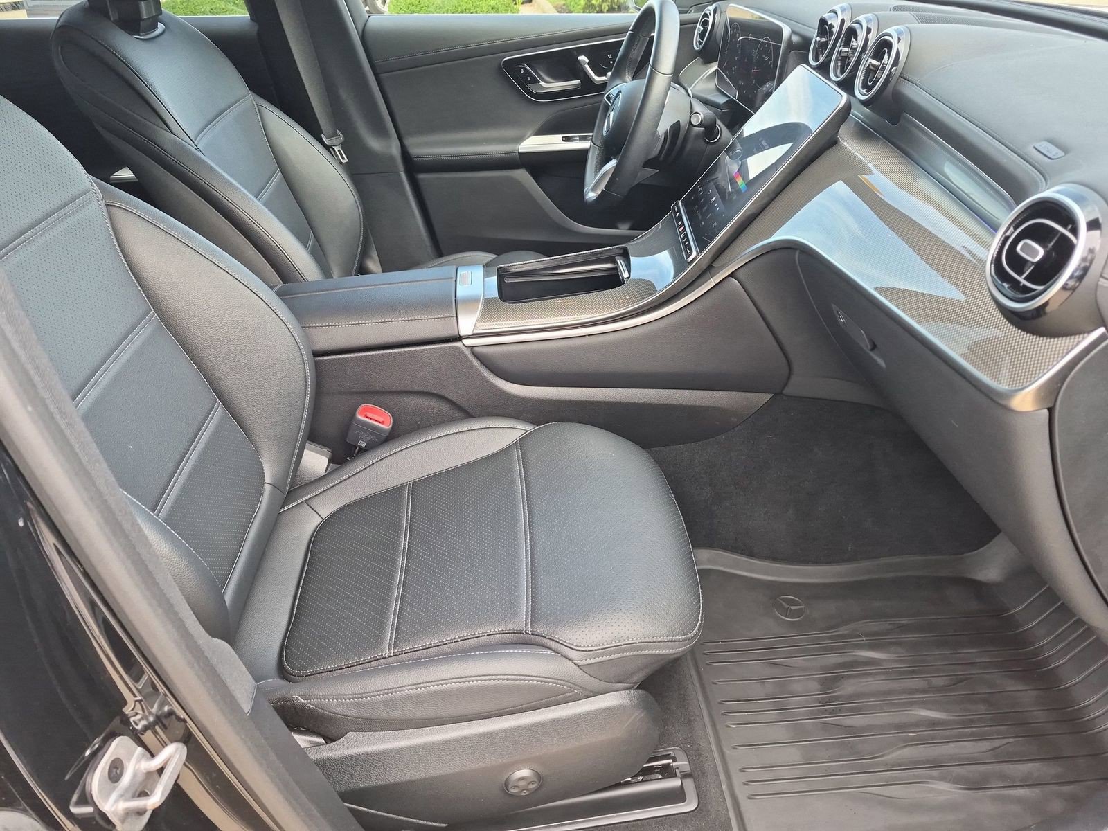 Used 2024 Mercedes-Benz GLC 300 4MATIC image 32
