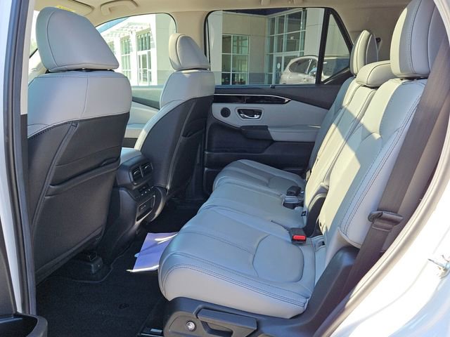 Used 2025 Honda Pilot Touring image 4