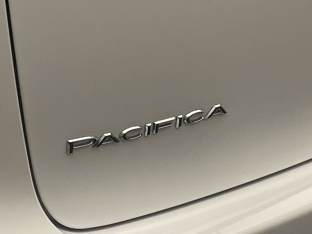 Used 2024 Chrysler Pacifica Touring-L FWD image 23