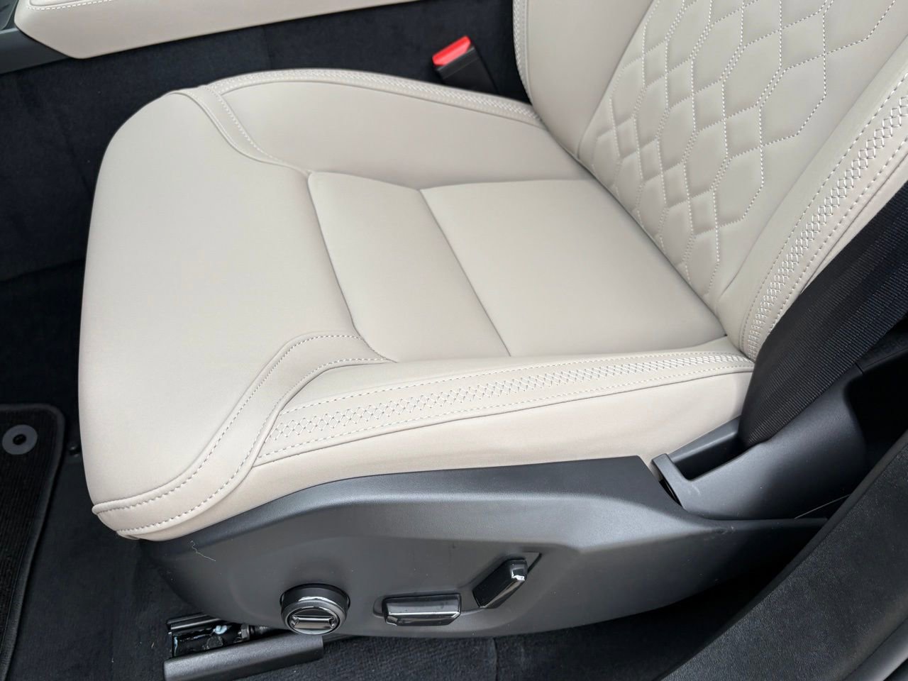 New 2026 Volvo XC90 B6 Core w/ Protection Package Premier image 21