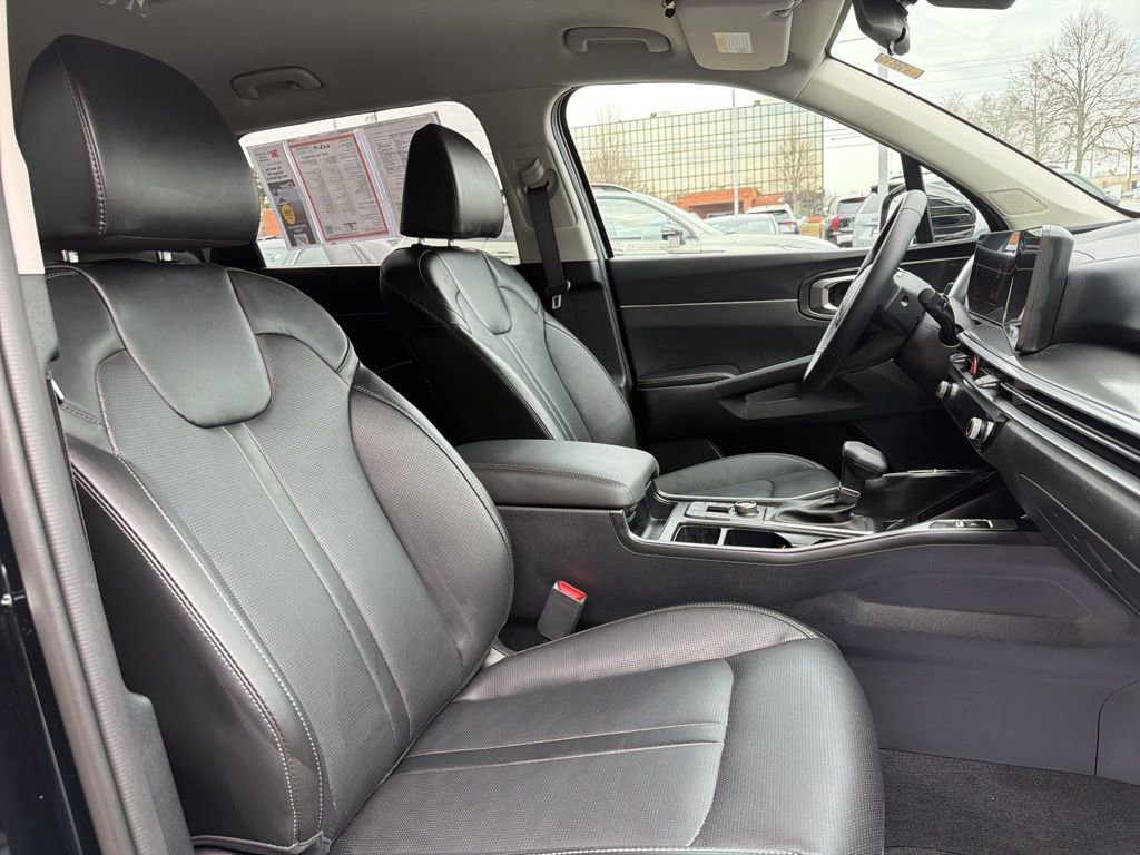 Used 2025 Kia Sorento S image 12
