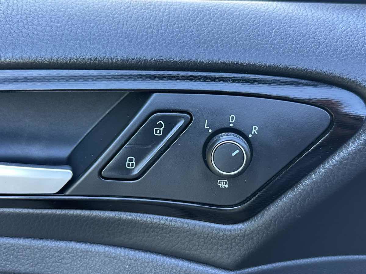 Used 2015 Volkswagen GTI SE FWD image 24