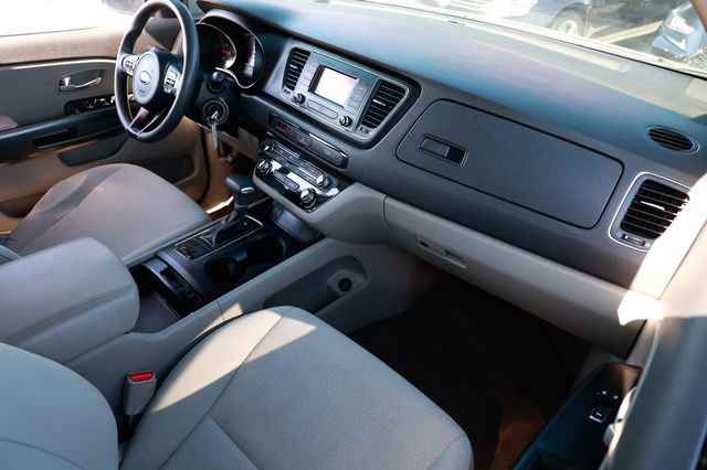 Used 2018 Kia Sedona L image 18