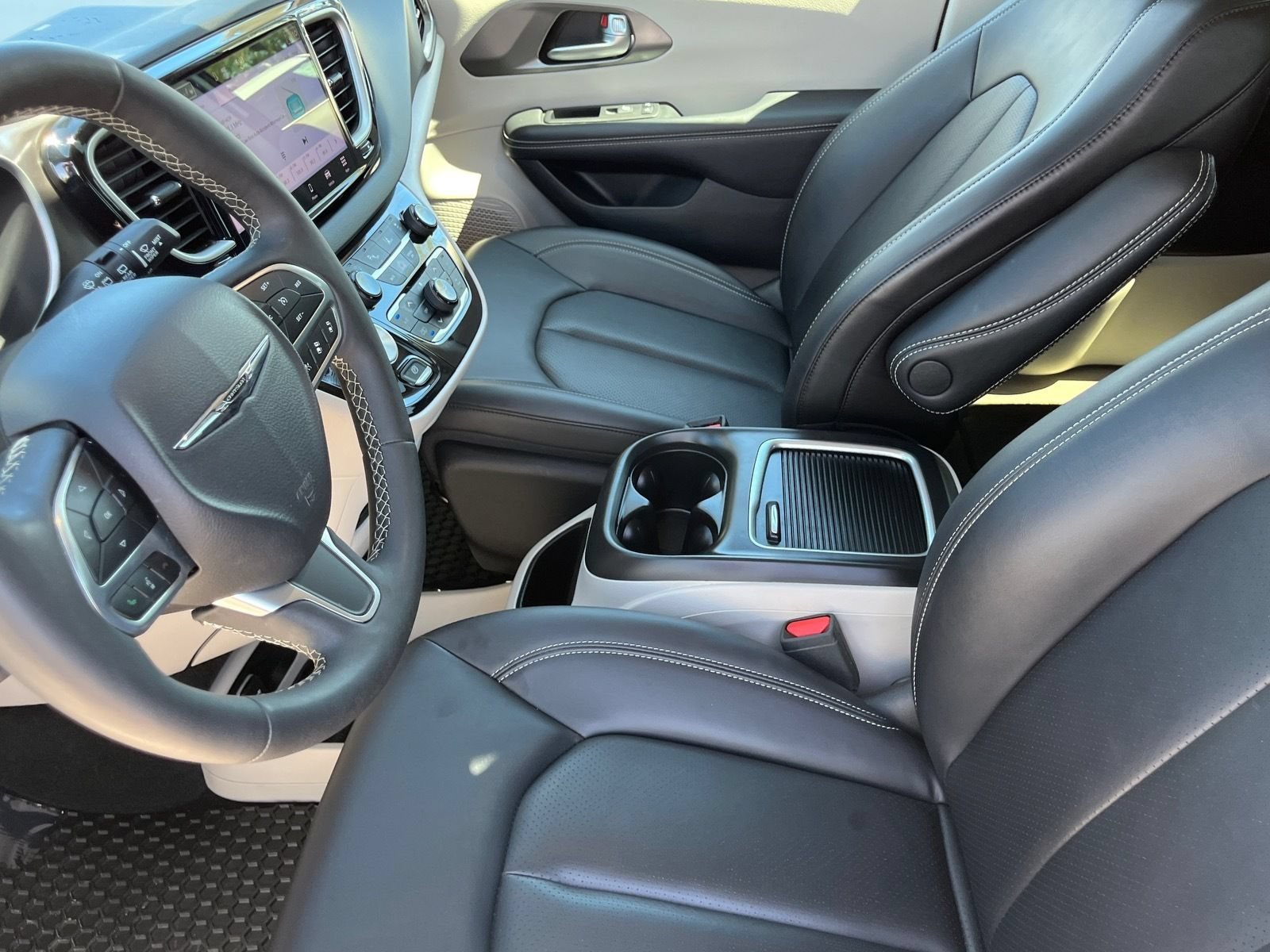 Used 2024 Chrysler Pacifica Touring-L FWD image 17