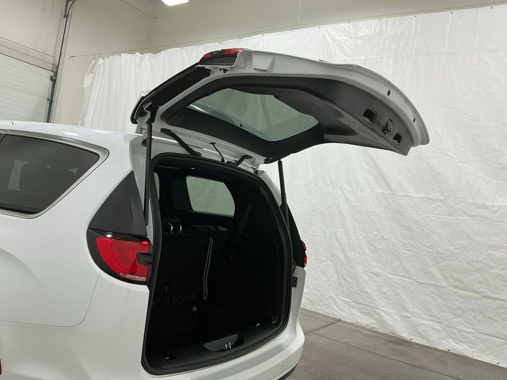 Used 2025 Chrysler Pacifica Select image 22