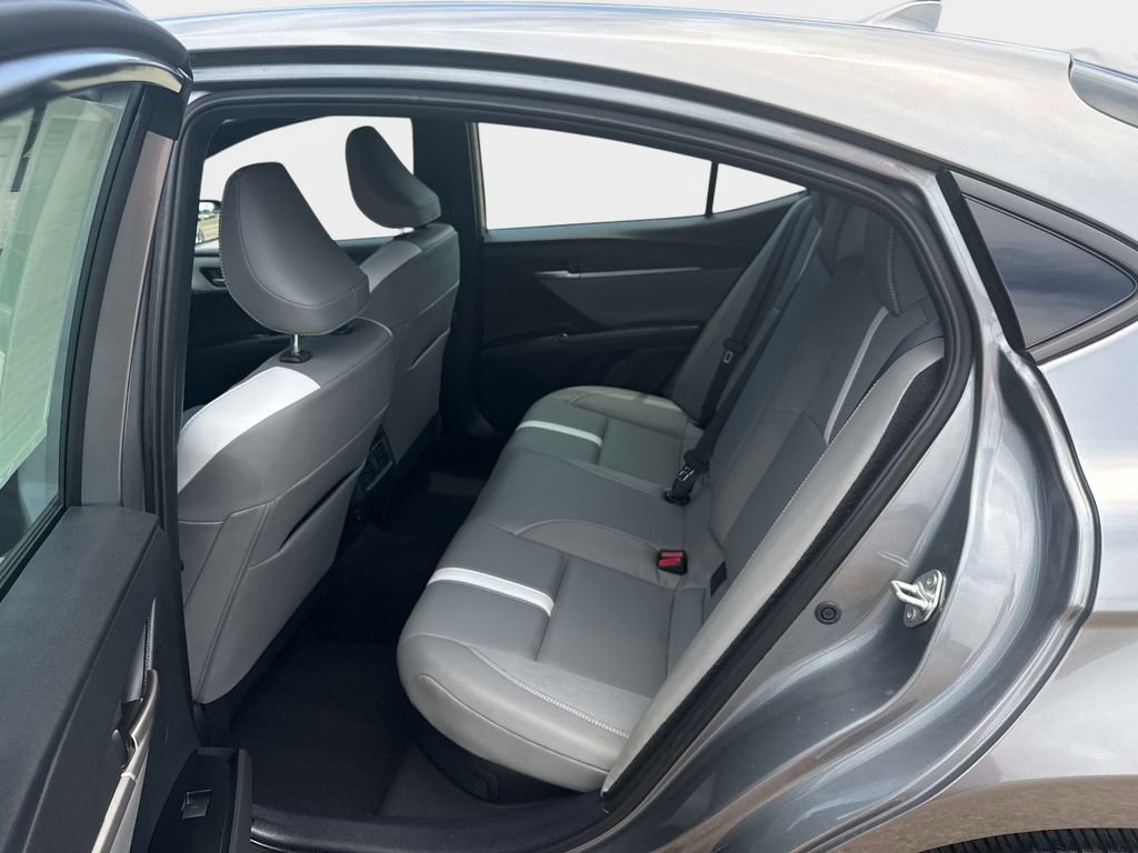 Used 2025 Toyota Camry SE FWD image 11