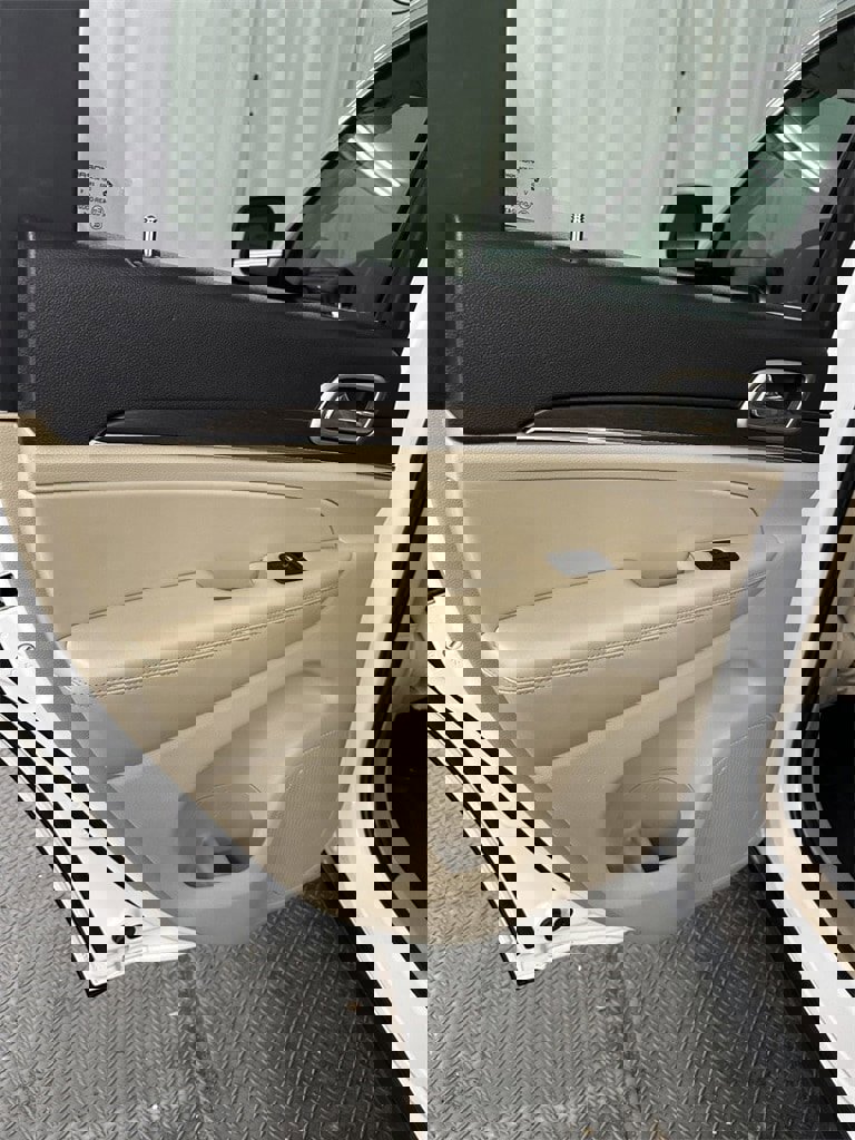 Used 2017 Jeep Grand Cherokee Limited w/ Luxury Group II image 29