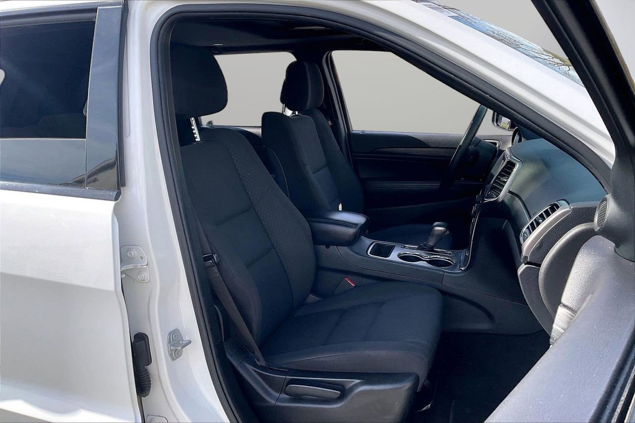 Used 2019 Jeep Grand Cherokee Laredo image 24