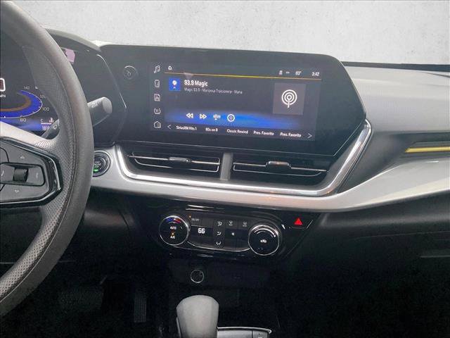 Used 2025 Chevrolet Trax LT FWD image 8