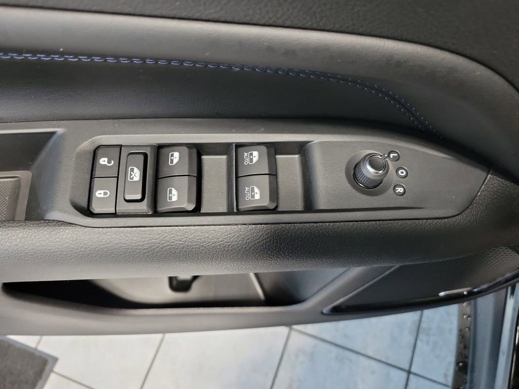 New 2025 Jeep Compass Latitude w/ Sun & Sound Group image 25