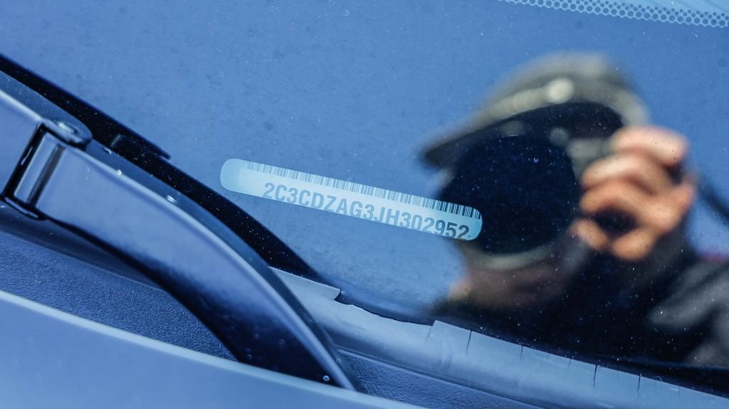 Used 2018 Dodge Challenger SXT image 28