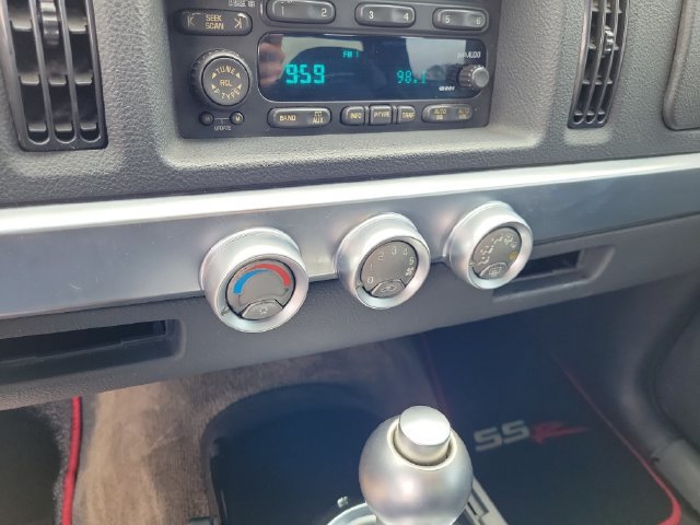 Used 2004 Chevrolet SSR w/ Preferred Equipment Group RWD image 25