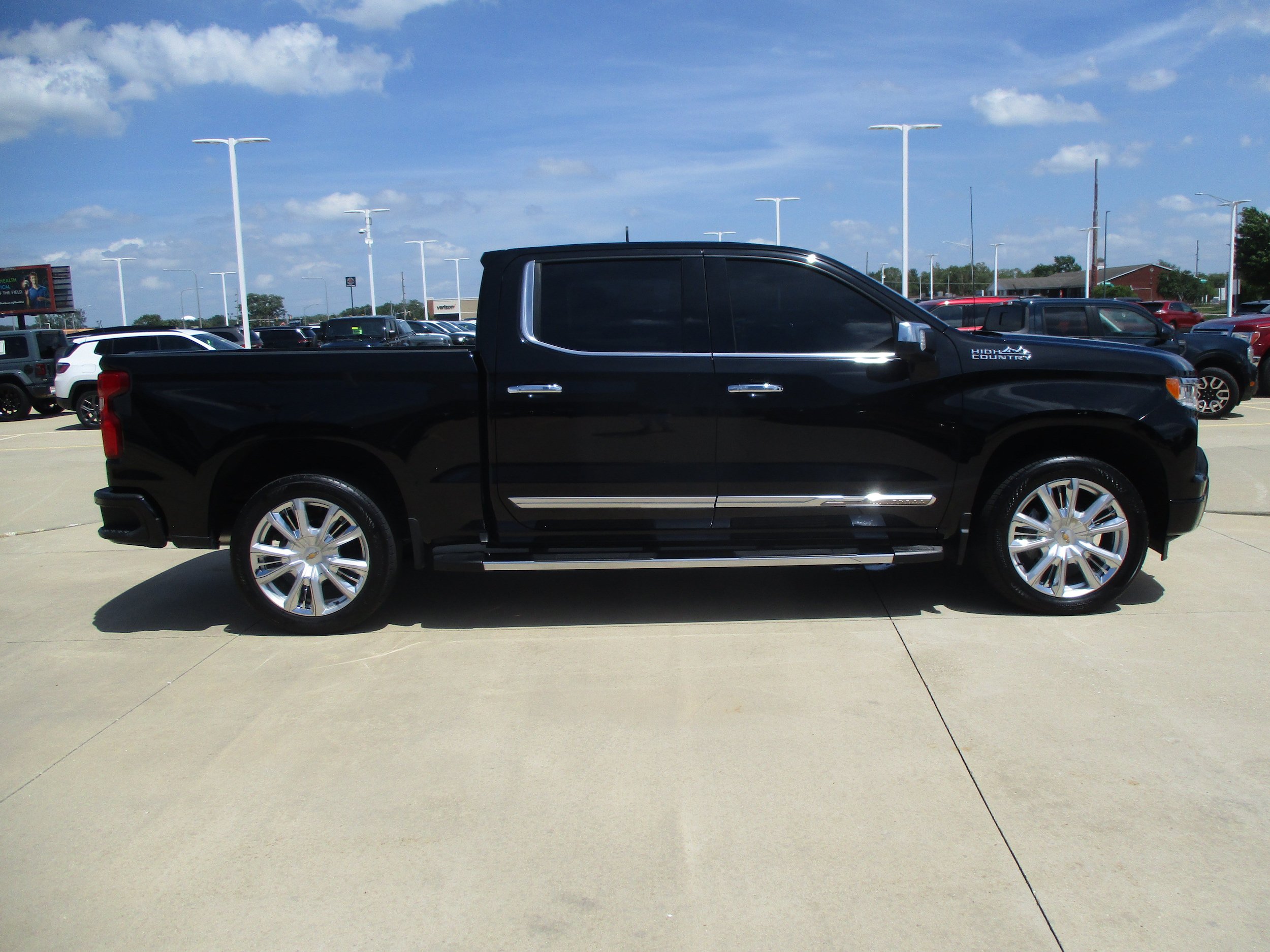 Used 2022 Chevrolet Silverado 1500 High Country w/ High Country Premium Package AWD/4WD image 9