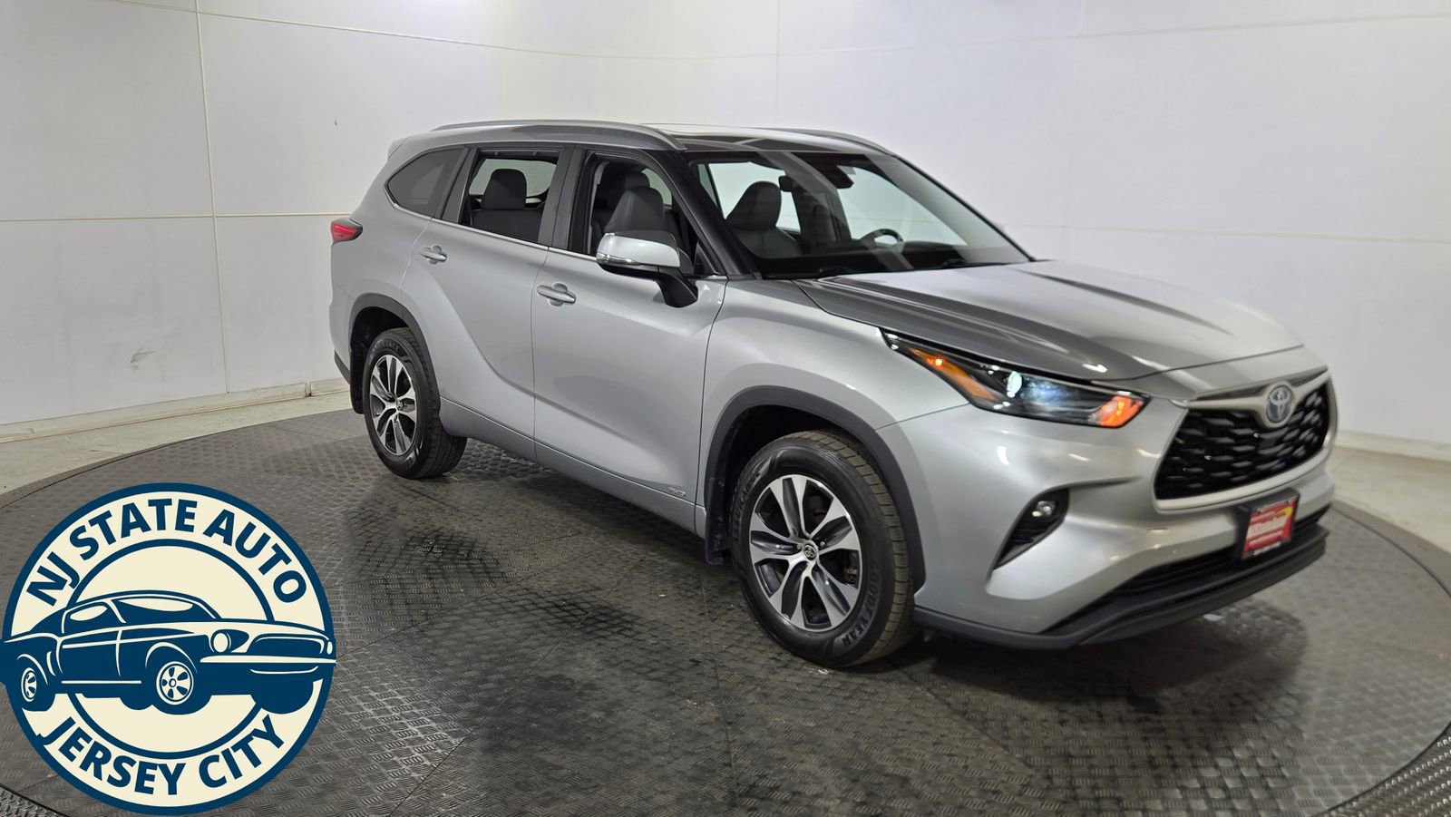 Used 2023 Toyota Highlander XLE AWD/4WD image 1