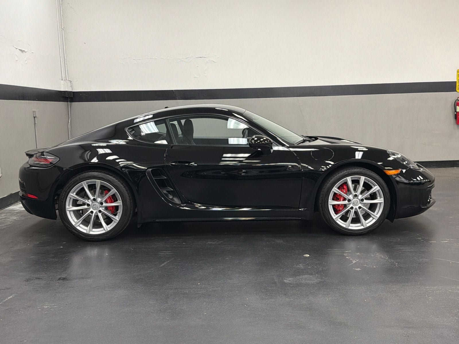 Used 2024 Porsche 718 Cayman S RWD image 3