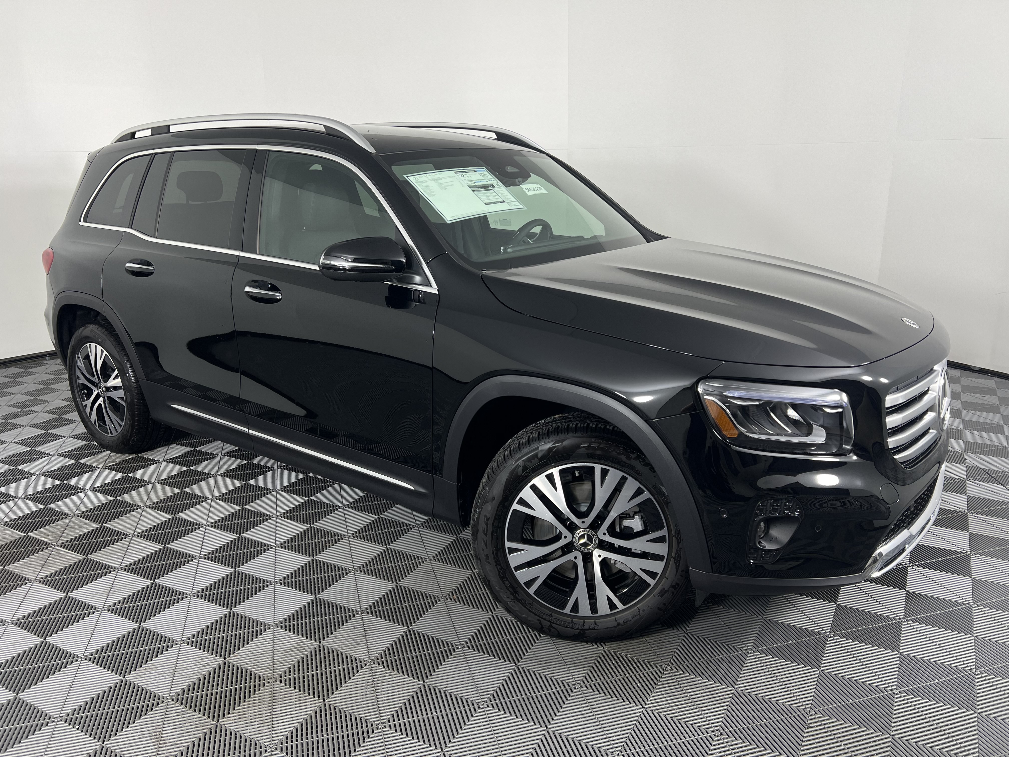 Used 2025 Mercedes-Benz GLB 250 4MATIC image 2