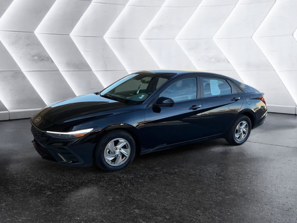 Certified 2025 Hyundai Elantra SE image 2