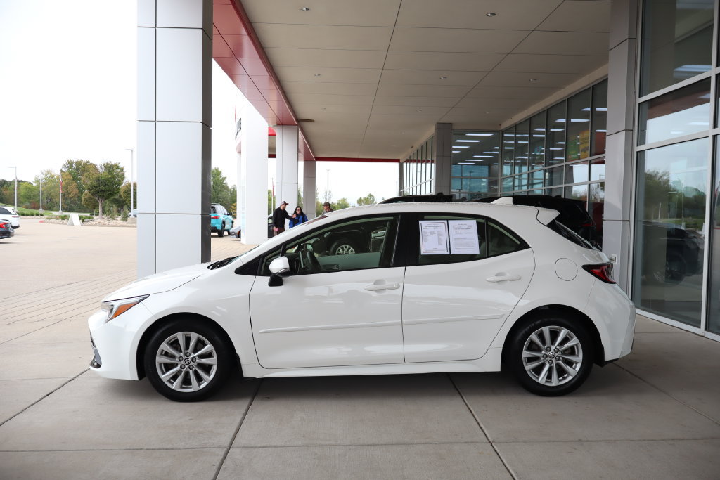 Used 2025 Toyota Corolla SE w/ SE Package FWD image 4