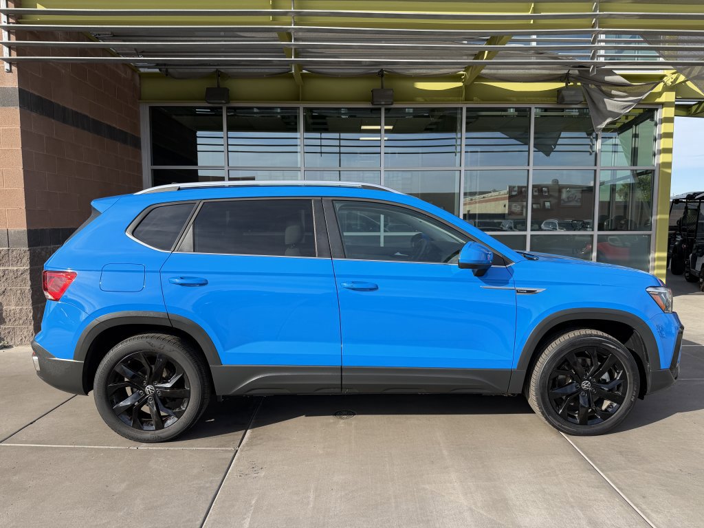 Used 2022 Volkswagen Taos SE w/ Panoramic Sunroof Package AWD/4WD image 9