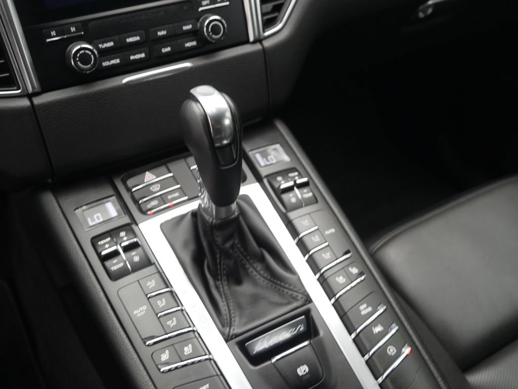Certified 2018 Porsche Macan Sport Edition AWD/4WD image 42