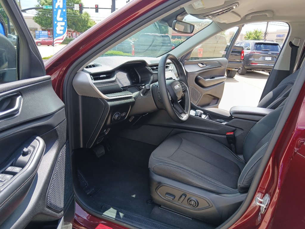 Used 2023 Jeep Grand Cherokee Laredo RWD image 9