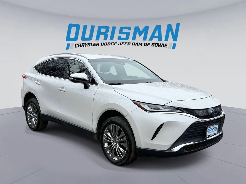 Used 2022 Toyota Venza XLE image 1