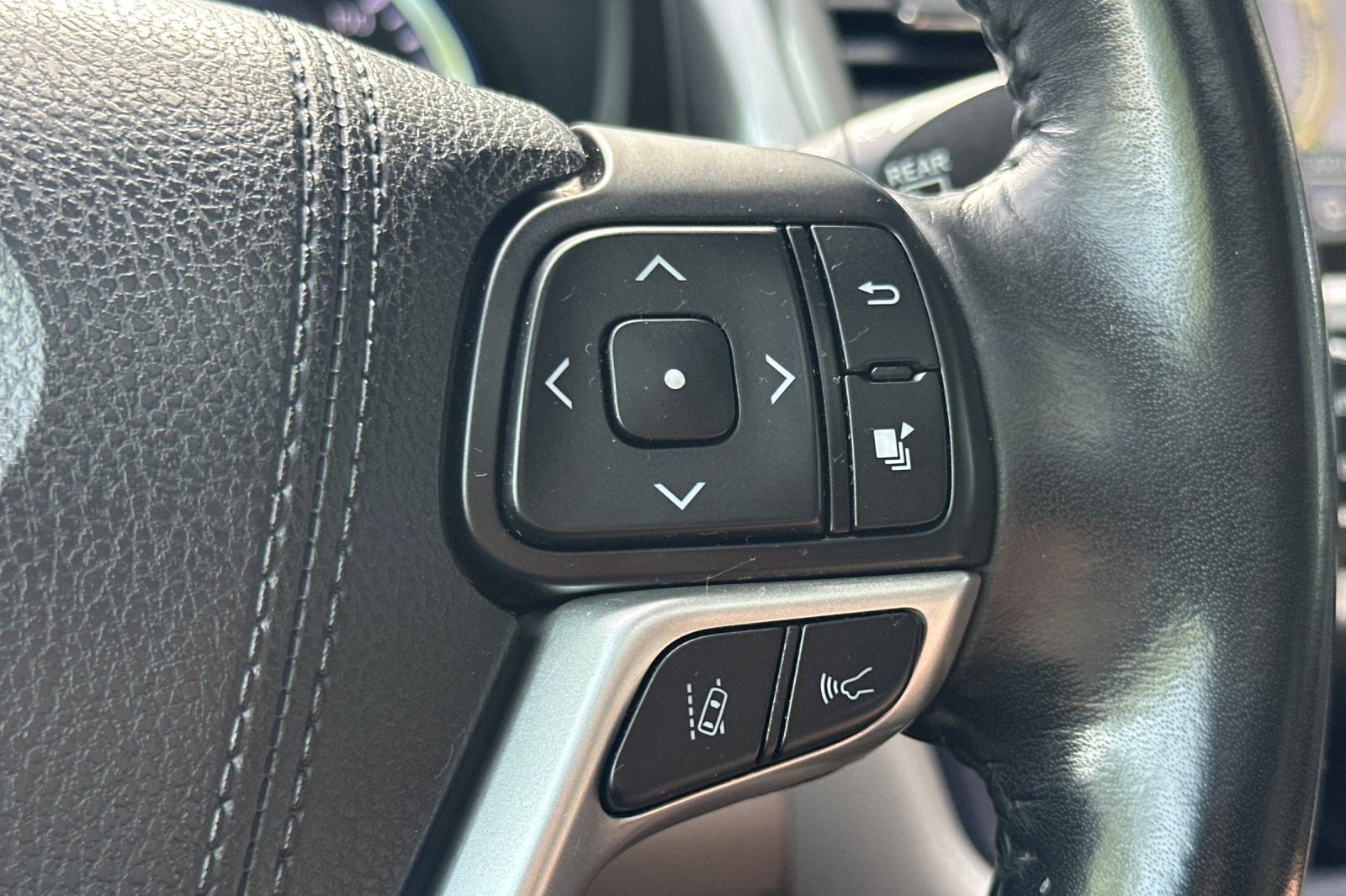 Used 2018 Toyota Highlander Limited image 32