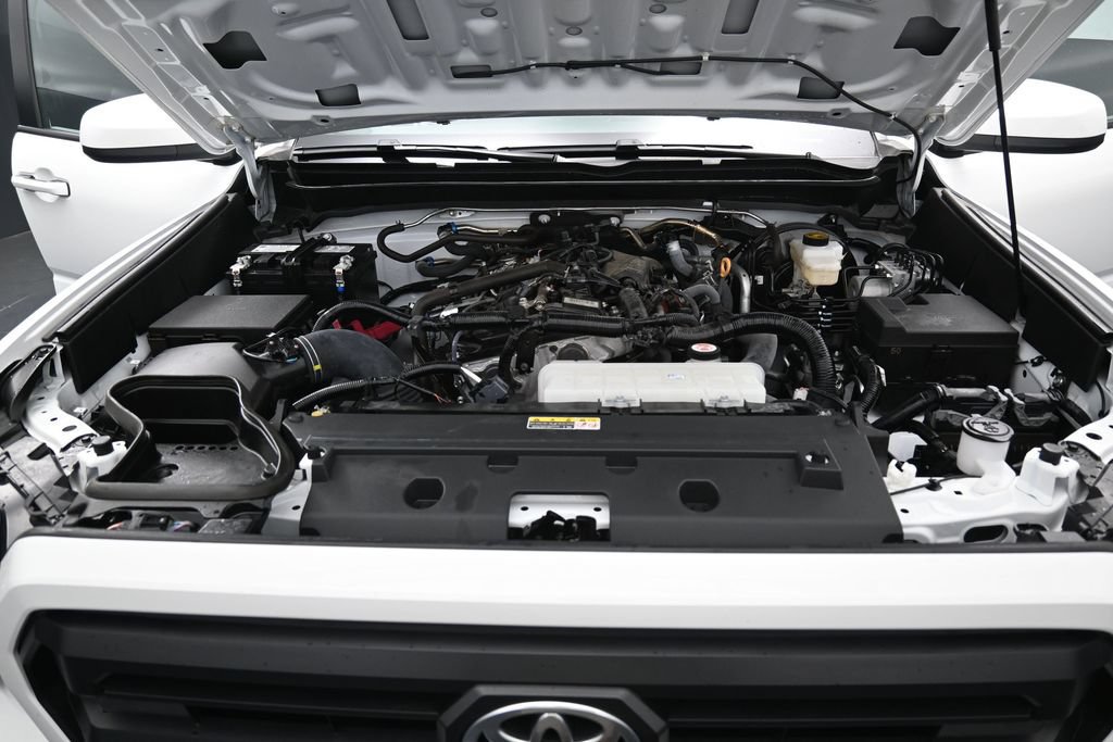 Used 2025 Toyota Tacoma SR5 AWD/4WD image 33