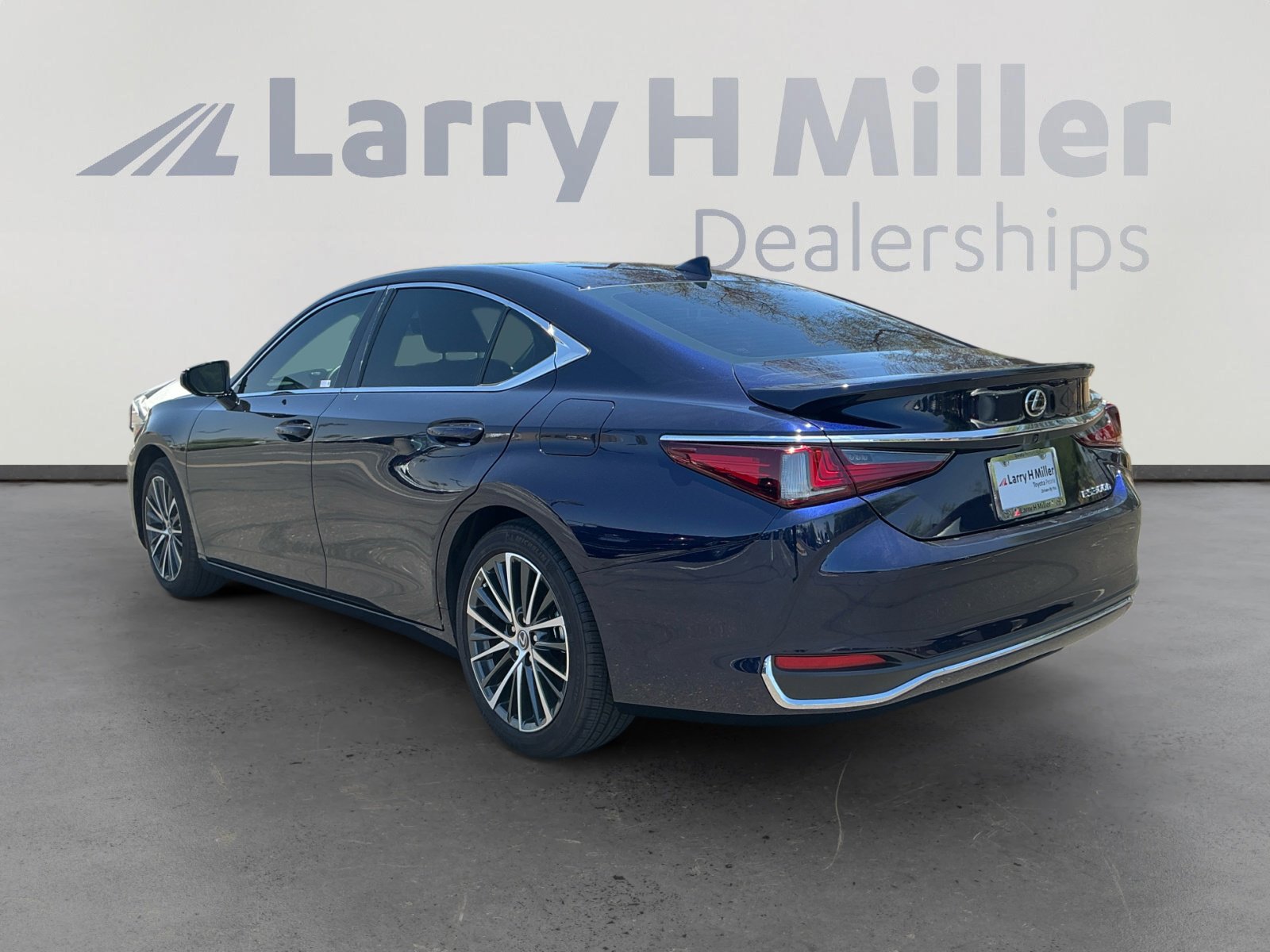 Used 2025 Lexus ES 300h w/ Premium Package FWD image 3