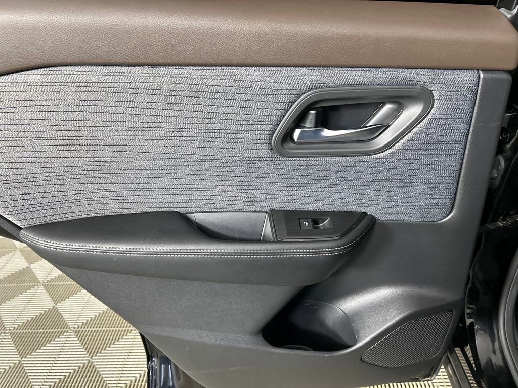 Used 2023 Nissan Rogue SV FWD image 16