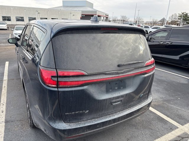 Used 2022 Chrysler Pacifica Touring-L w/ Uconnect Theater Family Group image 5