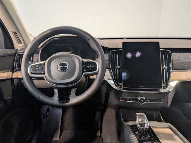 Used 2025 Volvo XC90 B6 Plus image 16